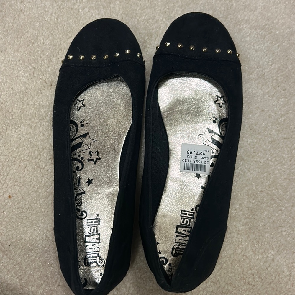 Adorable black flats